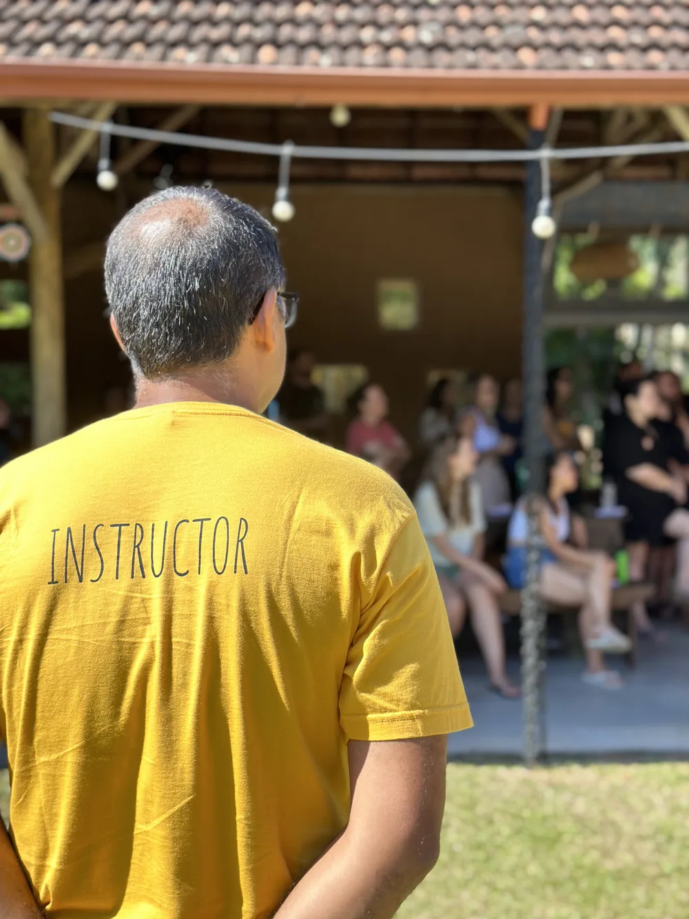 Instrutor do The Fools conduzindo a imersão in-company