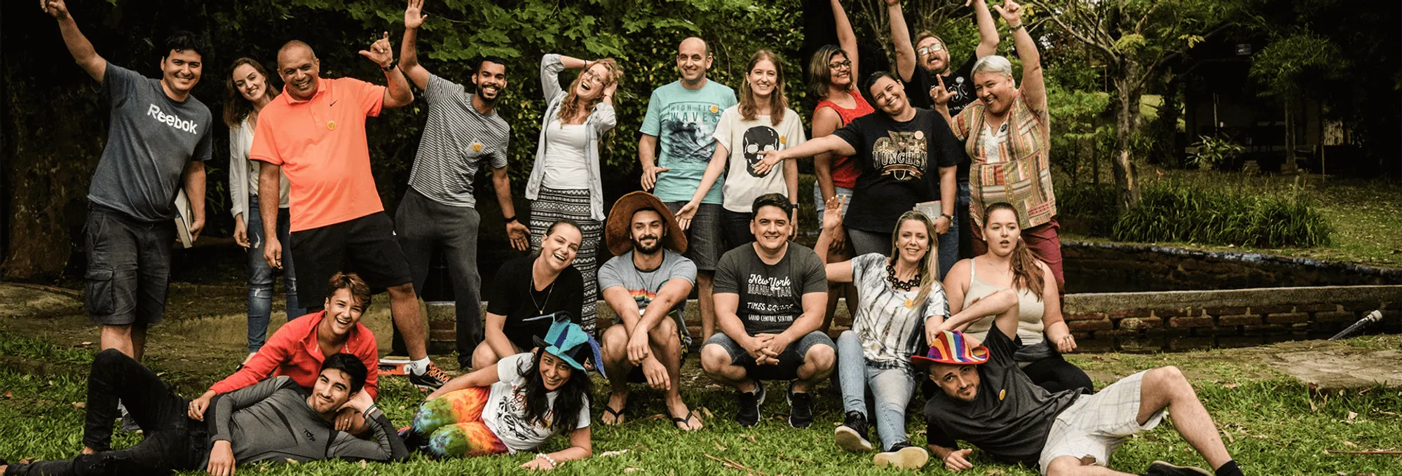 Grupo de participantes e instrutores reunidos ao ar livre em uma imersão do The Fools
